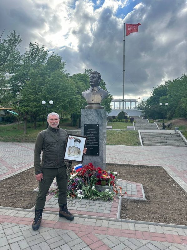    Алексей Журавлев 9 Мая у памятника Сталину в Мелитополе. (Фото из личного телеграмм-канала депутата Госдумы).