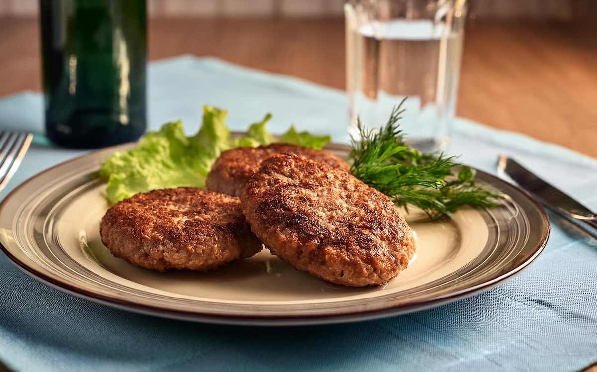 Как сделать котлеты неописуемо нежными: добавьте в фарш этот популярный напиток / Фото: Pogovorim.by