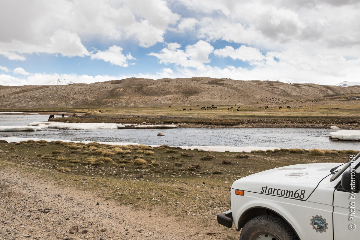 Афганистан буквально на расстоянии вытянутой руки. Туда ничего не стоит попасть, перепрыгивая с льдины на льдину. Устье реки Бешкунок справа за обрезом кадра