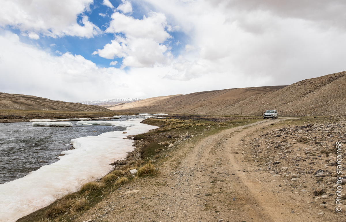 Вид вниз по течению реки Памир. Именно оттуда мы сейчас приехали
