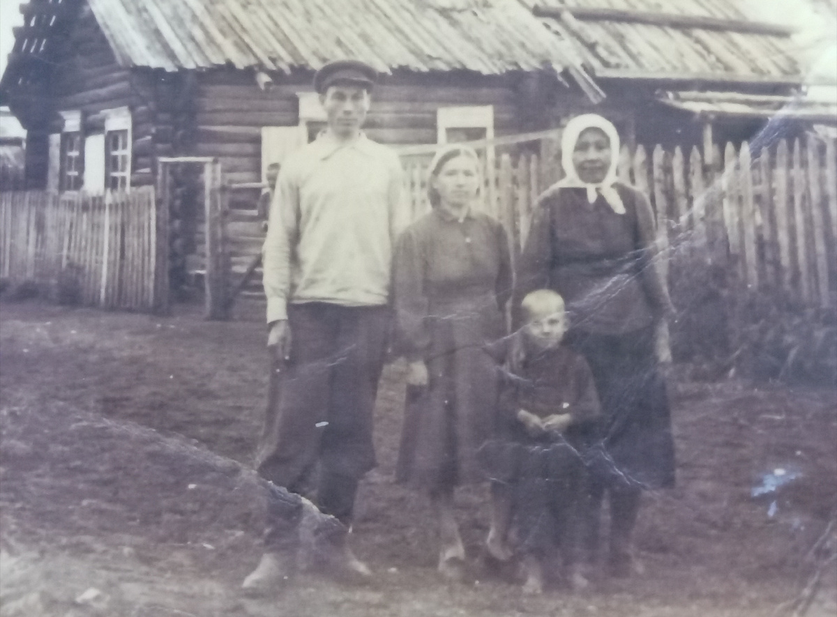 Григорий Авдеевич и Антонида Перфильевна Ткачевы, их ребёнок и Евдокия Львовна, наша бабушка. 