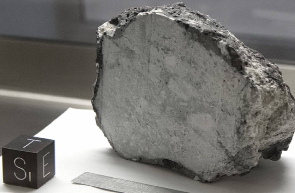 Лунный образец NASA 60015 выставлен в Хранилище лунных образцов Космического центра Хьюстона в Космическом центре NASA имени Джонсона. Фото: OptoMechEngineer/CC BY-SA 4.0.