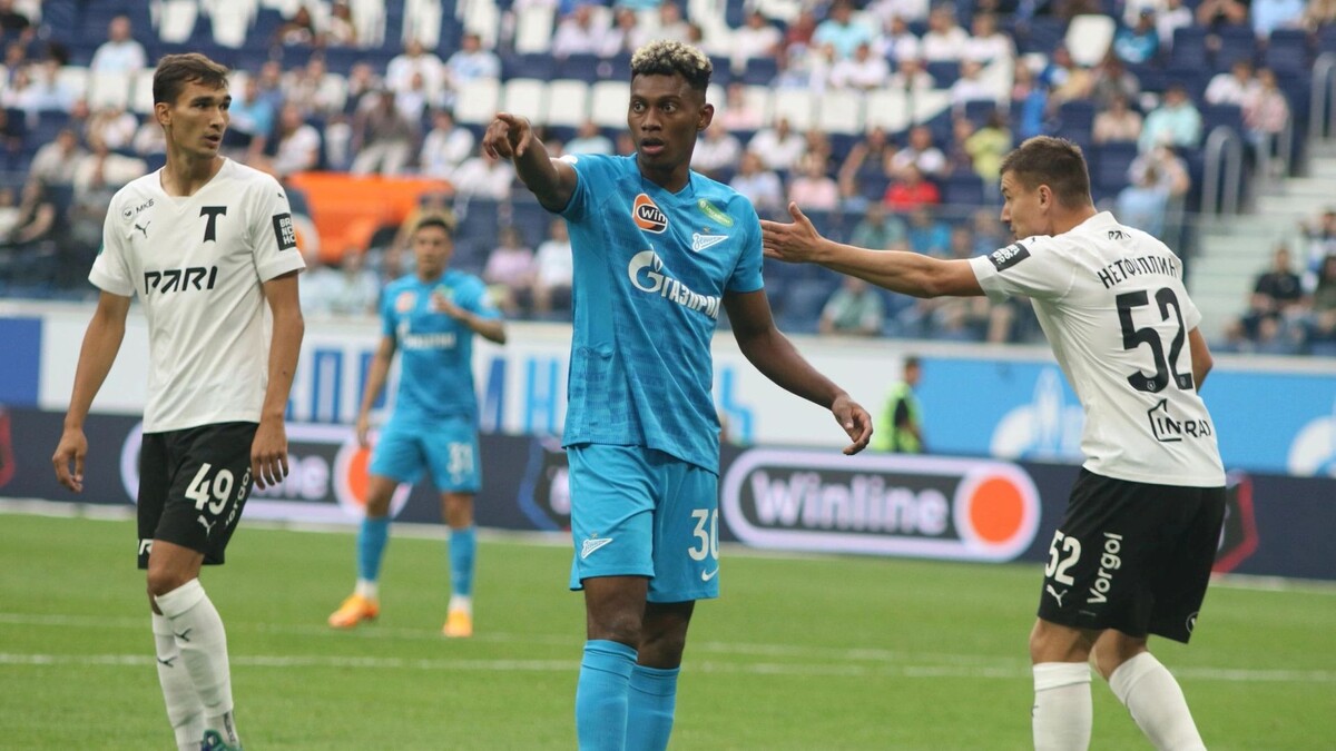    Один из нападающих "Зенита" Матео Кассиерра (в центре). Фото: Maksim Konstantinov / Shutterstock / Fotodom