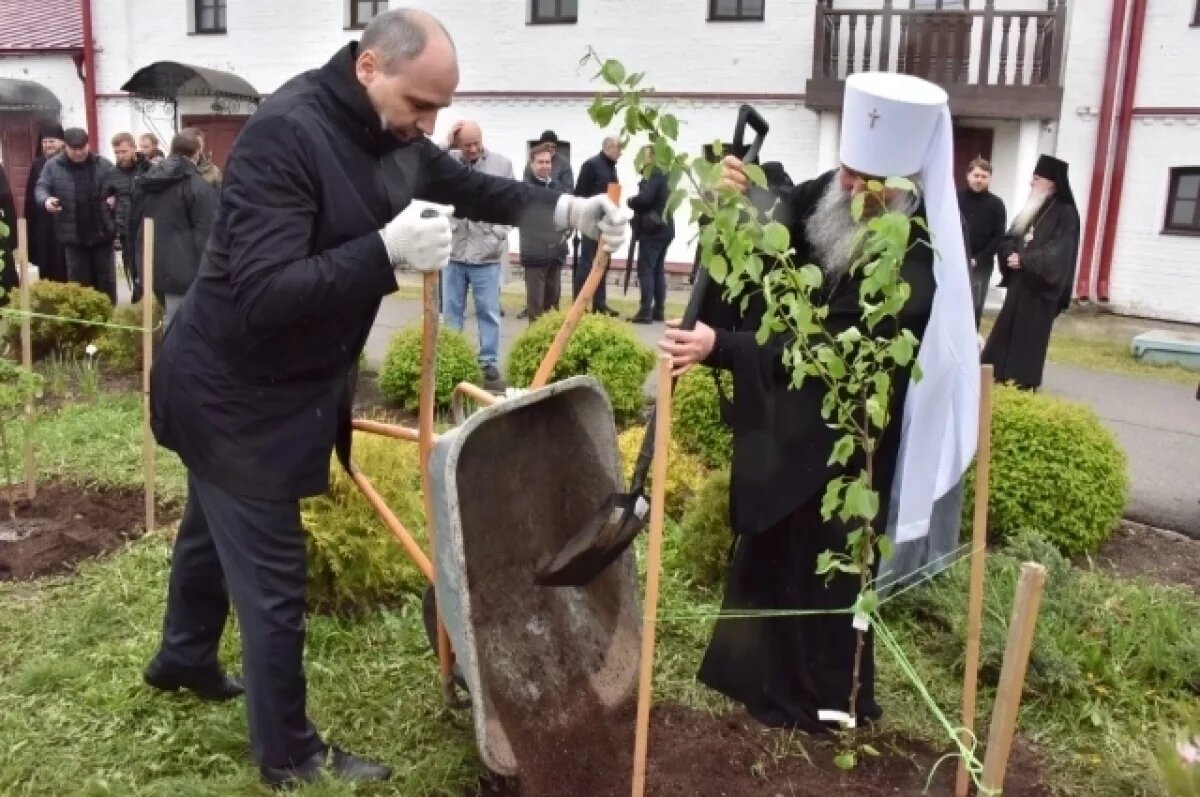    Паслер посадил саженцы груши в женском монастыре в Верхотурье