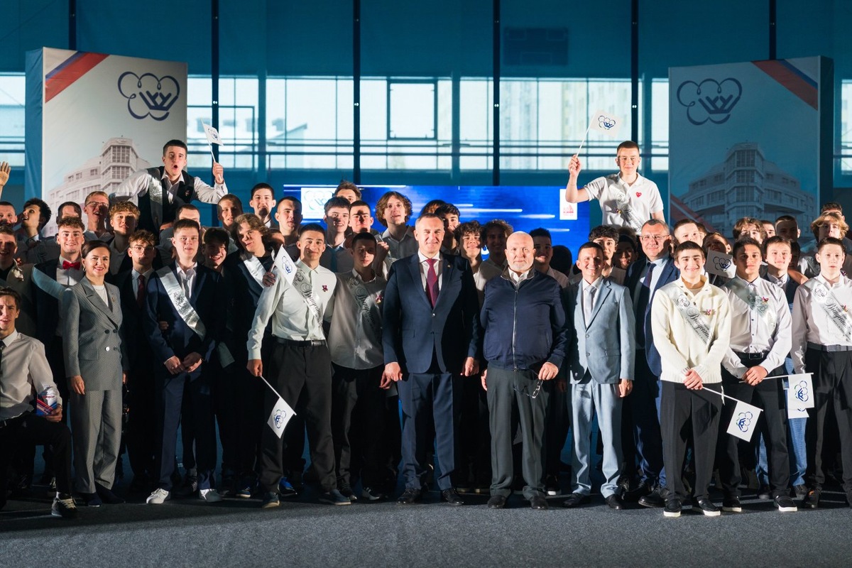    Губернатор Югры посетил последний звонок выпускников ЮКИОРа