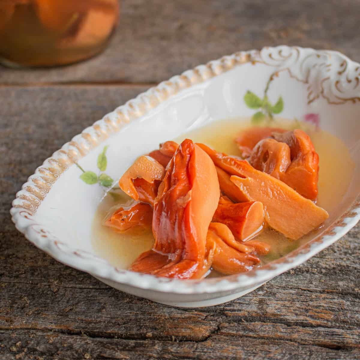 На вид и на "укус" точно морепродукт! Но вкус нейтрально - грибной. Такие молодые грибы даже можно не обжаривать, Просто отваренные с солью они довольно интересны и вкусны.Немного масла и чуть специй оттеняют вкус.