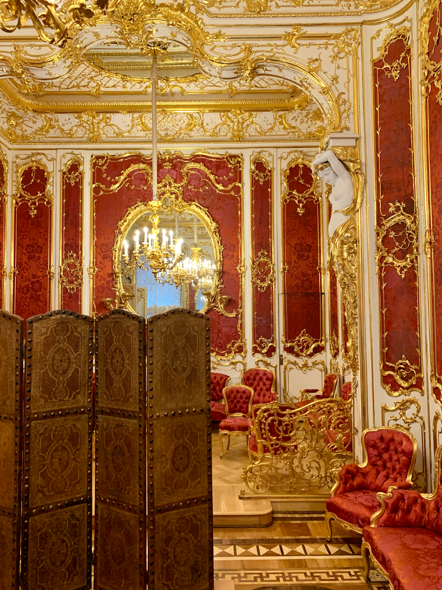 потайная дверь в Малиновом будуаре императрицы Марии Александровны