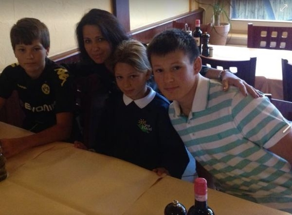 Сыновья Михаила Мишустина с их тётей, Натальей Стениной. Источник изображения: сайт izhena.ru