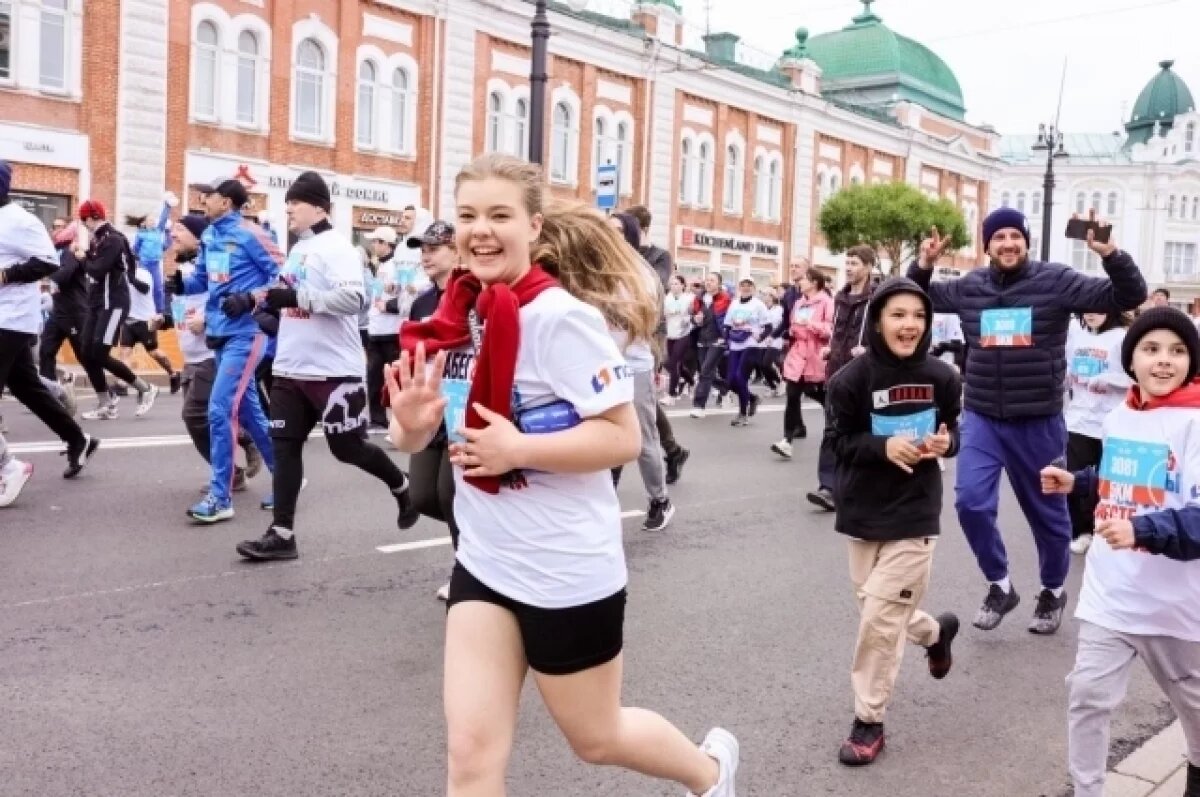    Омск принял почти 3500 бегунов из России и Казахстана на полумарафоне