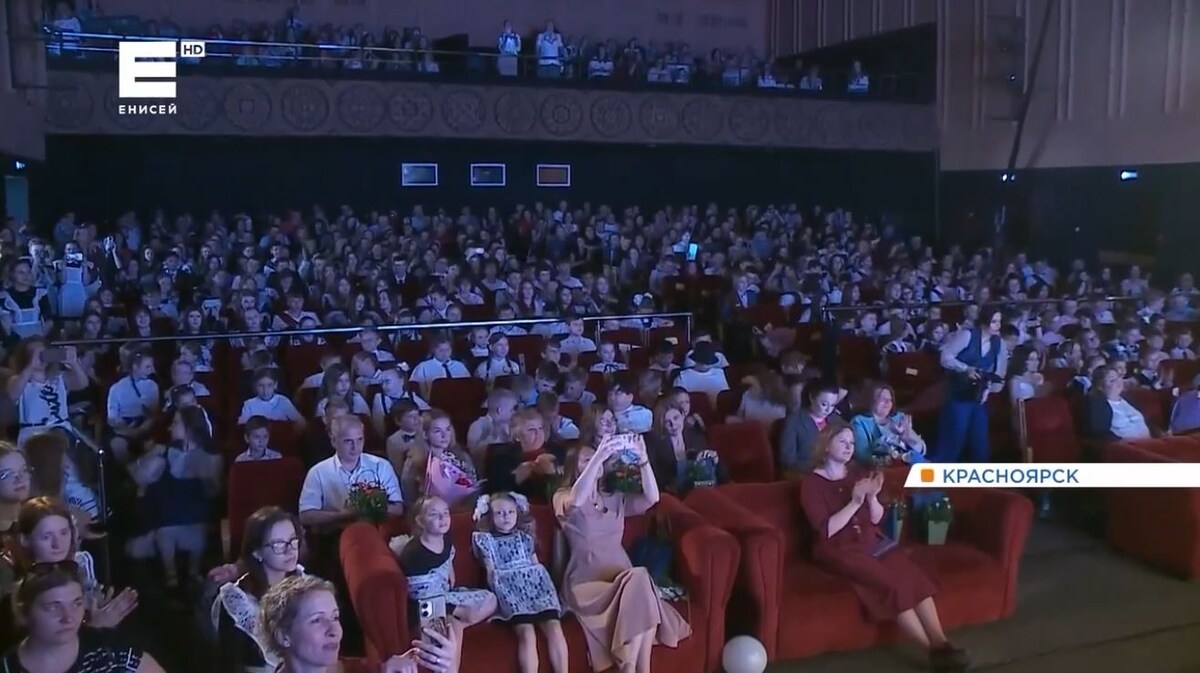     Почти 50 тысяч выпускников со всего края сегодня услышали свой последний звонок