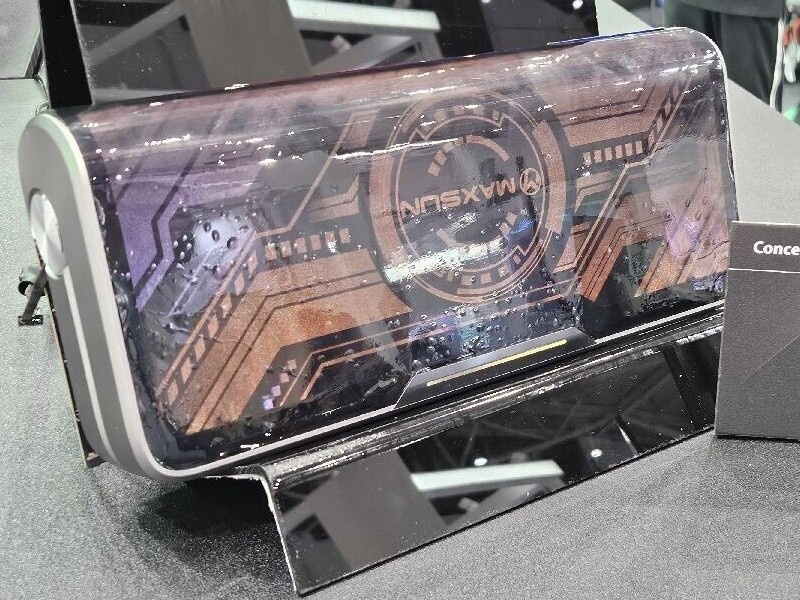    MAXSUN показала видеокарту в прозрачном корпусе с изогнутым экраном