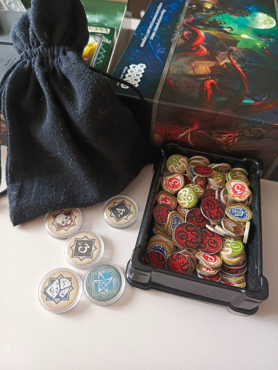 Компоненты настольной игры карточный "Ужас Аркхэма". Капсулы, коробка и мешок хаоса приобретались отдельно 