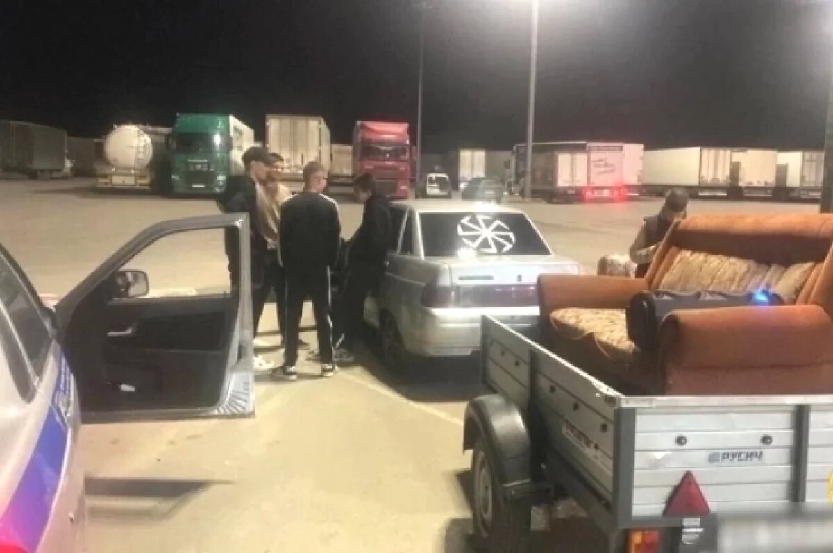    Молодежь наказали за покатушки в прицепе на диване под Волгоградом – видео