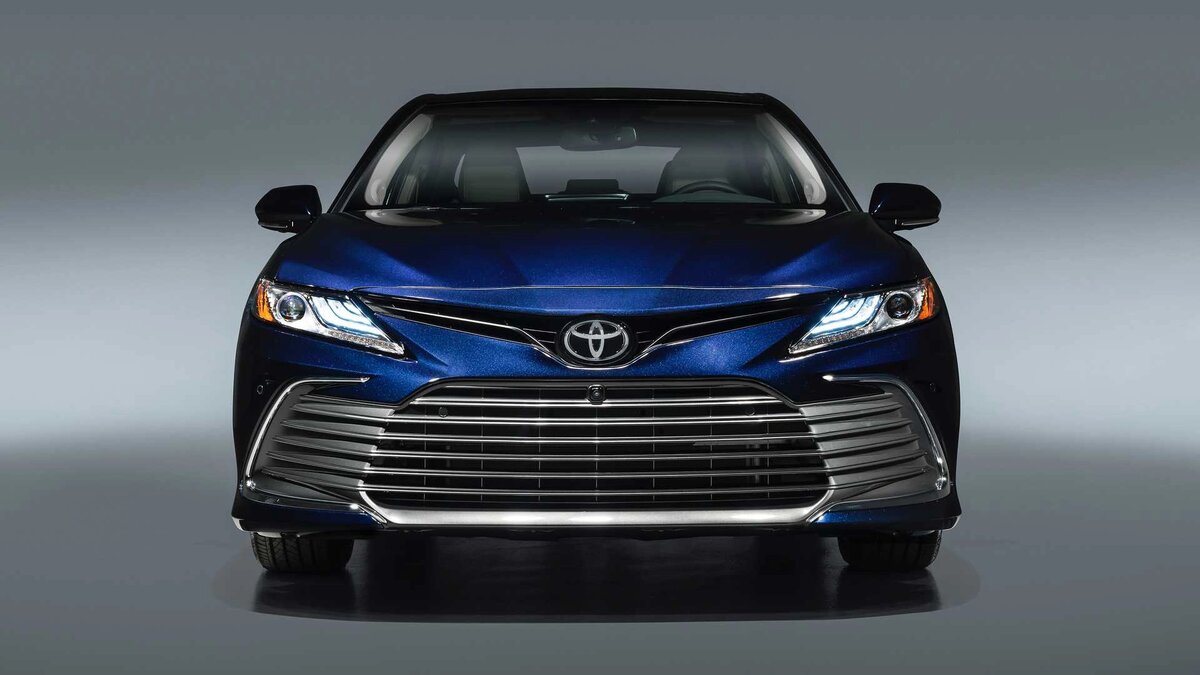 Надежность, инновации и мировое лидерствоToyota — один из самых узнаваемых автомобильных брендов в мире, синоним качества, долговечности и передовых технологий. Компания производит миллионы автомобилей ежегодно, от компактных городских моделей до мощных внедорожников и экологичных гибридов.  История бренда- Основана в 1937 году Киитиро Тойодой.  - Первый серийный авто — Toyota AA (1936).  - Мировую славу завоевала модель **Corolla (1966) — самый продаваемый автомобиль в истории (свыше **50 млн** единиц).   Легендарные модели**  - Land Cruiser — неубиваемый внедорожник.  - Camry — эталон надежного седана.  - Prius— первый массовый гибрид (1997).  - RAV4 — родоначальник кроссоверов.   Технологии и инновации - Лидер в гибридных технологиях   - Развитие водородных авто  - Надежные двигатели и роботизированные производства.   Toyota сегодня  - Входит в TOP-3 крупнейших автопроизводителей.  - Девиз — **«Управляй мечтой»  - Активно развивает электромобили и автономное вождение.  Toyota продолжает задавать стандарты автомобильной индустрии, сочетая проверенное качество с смелыми инновациями. 