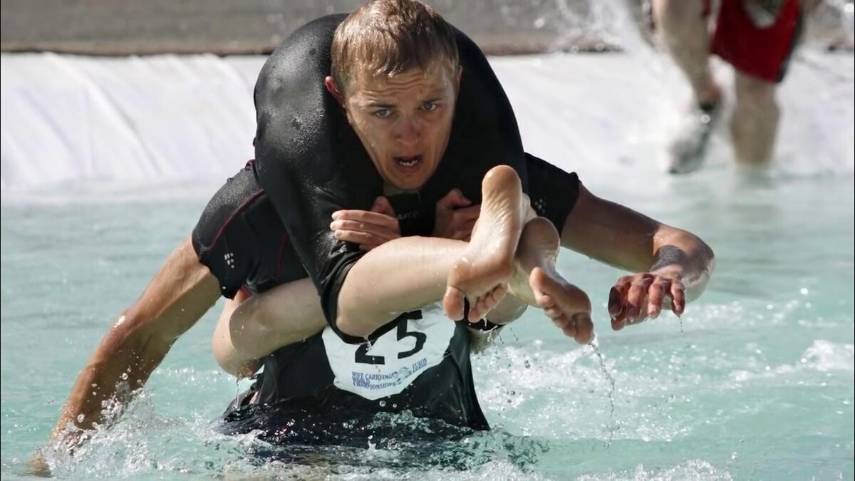 Фото из интернета. Так выглядит настоящая романтика по-фински: любовь, грязь и ноги жены на шее — буквально.