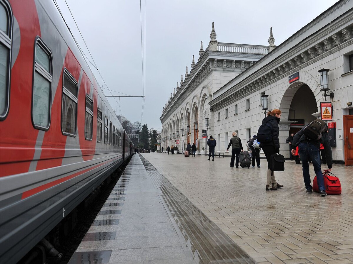 Поезд у перрона — видим порядок, за кулисами работает точная система. 🚂🕰️