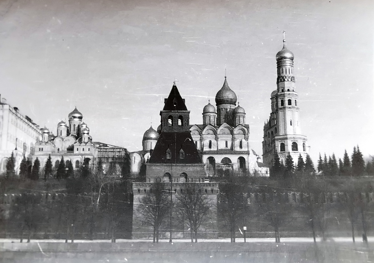 Тайницкая башня Московского Кремля. Колокольня Ивана Велиеого.
Благовещенский собор Московского Кремля( слева).
Архангельский собор Московского Кремля(справа).
