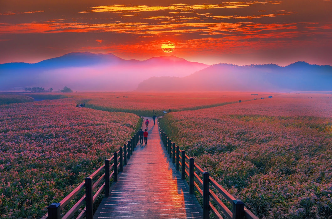 Закат на пике Сонсан Ильчхульбон