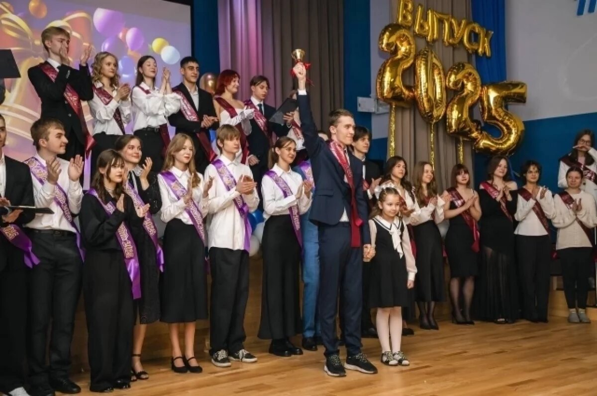   Для 3 935 мурманских школьников прозвучал последний звонок