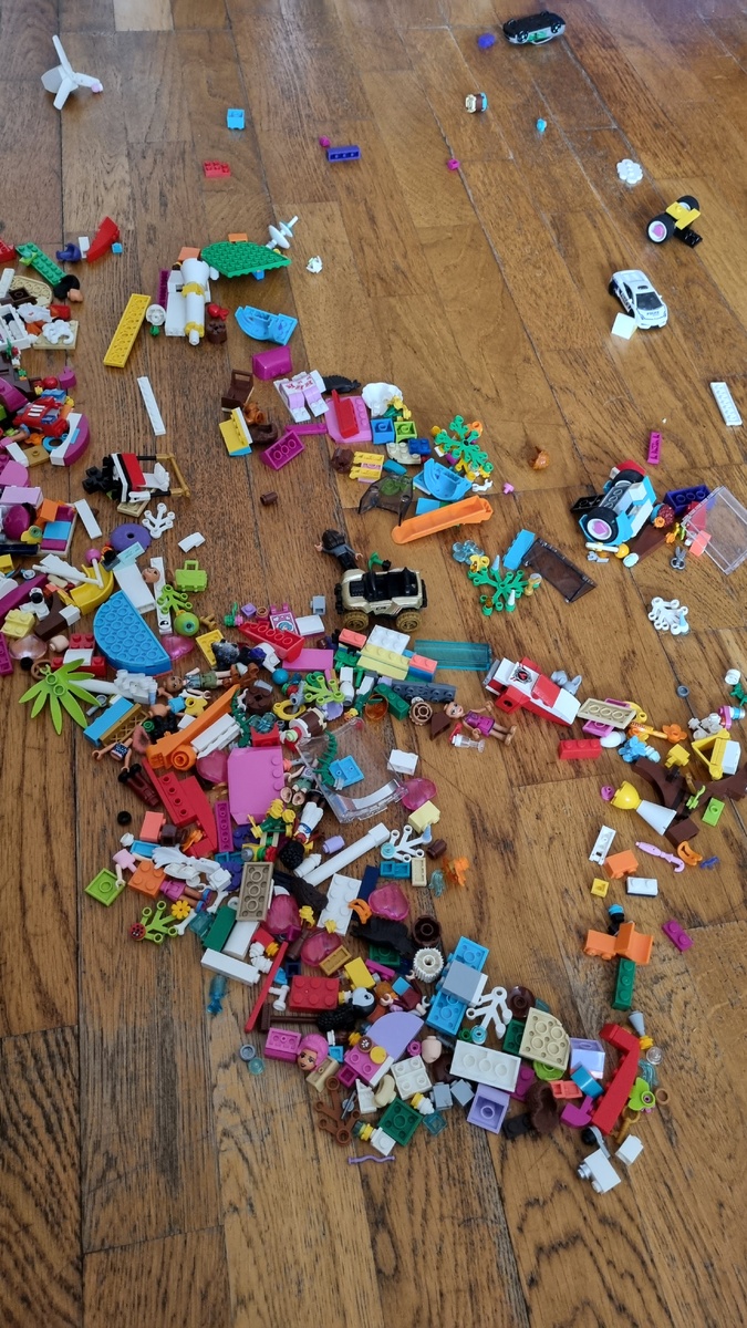 Веселились, как могли. Все рассыпали, потом убирали. Ещё кинетический песок был растаскан по всей квартире, ходили с пылесосом. 