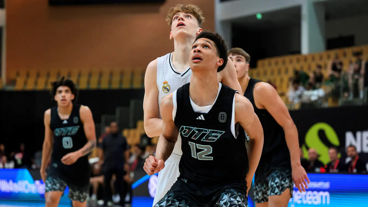 Илья Фролов в борьбе за подбор