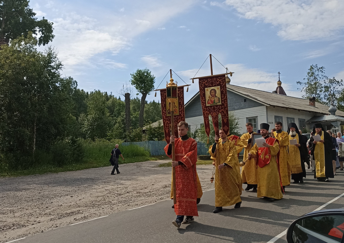 Умба. Крестный ход. На заднем плане церковь Вознесения Христова.