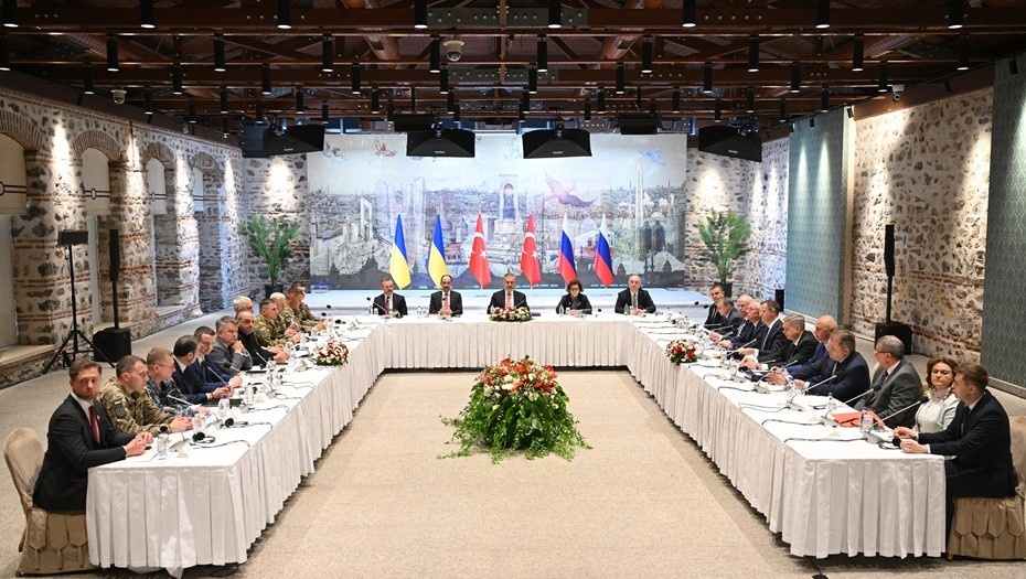    Делегации России и Украины (справа и слева соответственно) во время переговоров в рабочем офисе президента Турции Долмабахче, май 2025 года. Автор фото: Рамиль Ситдиков / POOL / ТАСС