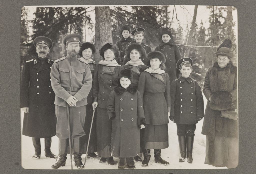 Николай II с семьёй в Царском Селе за несколько месяцев до расстрел