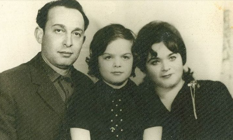 Лариса Долина в детстве с родителями. Фото: Pinterest