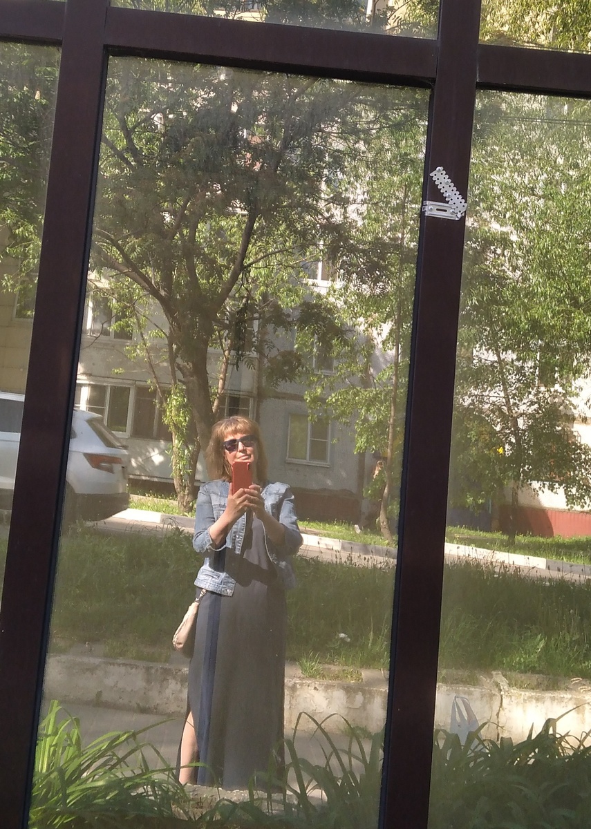 Неотразимая я, в отражении витрины магазина.