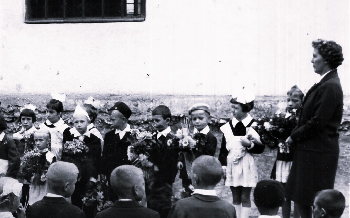 На заднем плане как раз то самое здание ТПЗ. Это 1970, 1А класс, учитель Горченкова Мария Михайловна