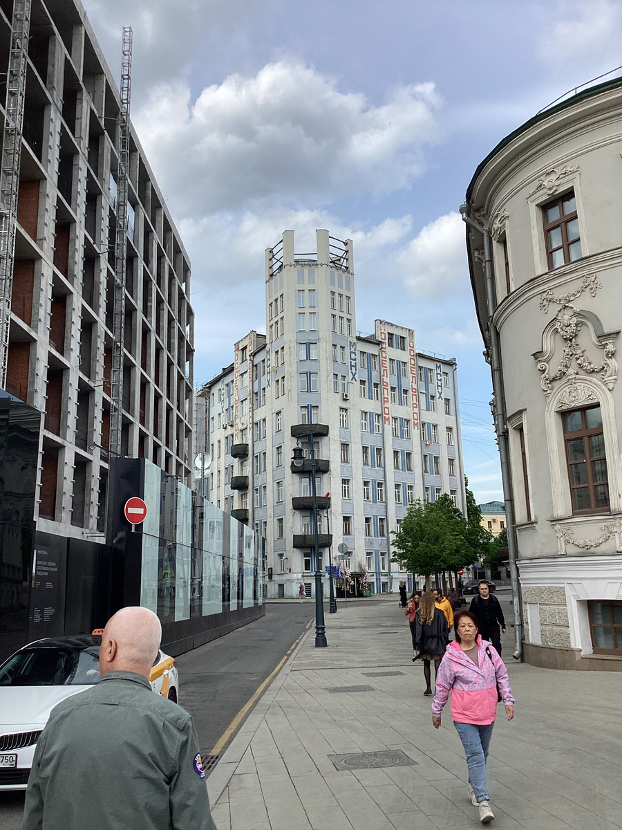 Теперь его видно только в просвете между двумя зданиями