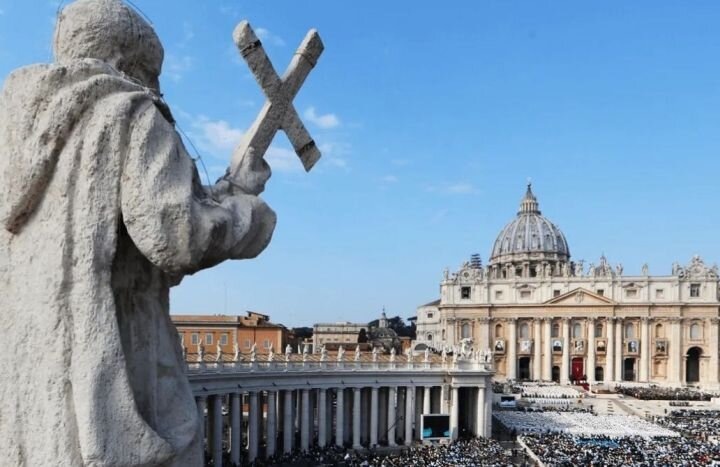 Площадь перед собором святого Петра в Ватикане. Источник: turcotravel.com.