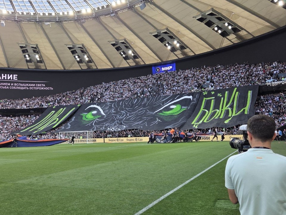    Болельщики поддерживают команду Михаил ПОЛЫНЦОВ