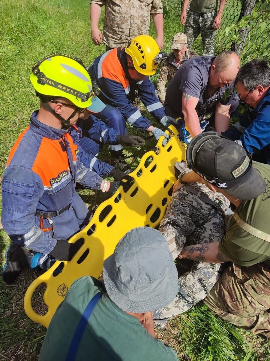    Эвакуация пострадавшего туриста. Источник: t.me/ugochs22