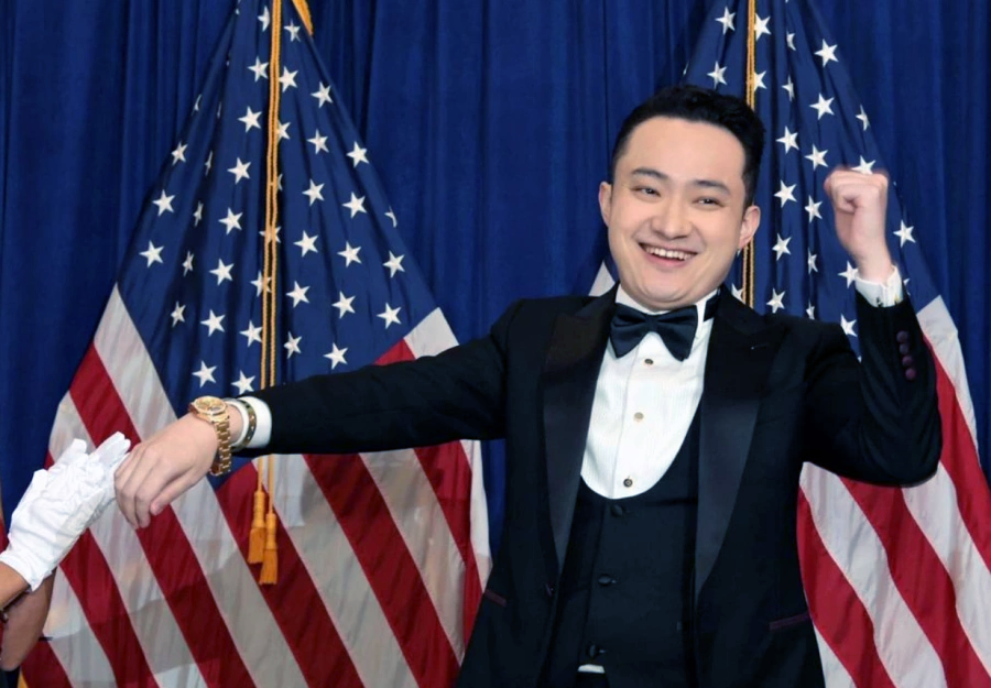 Джастин Сан демонстрирует роскошные часы, подаренные ему во время приема, который американский президент организовал для ведущих инвесторов WLF. Фото из архива Джастина Сана