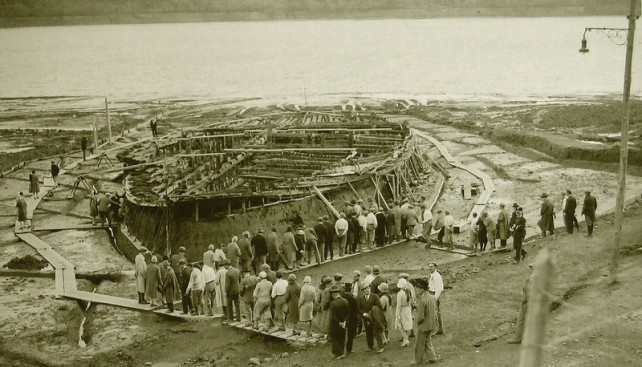 Первый найденный корабль Калигулы на берегу озера Неми. 1930 г. (Источник: yachtrussia.com)