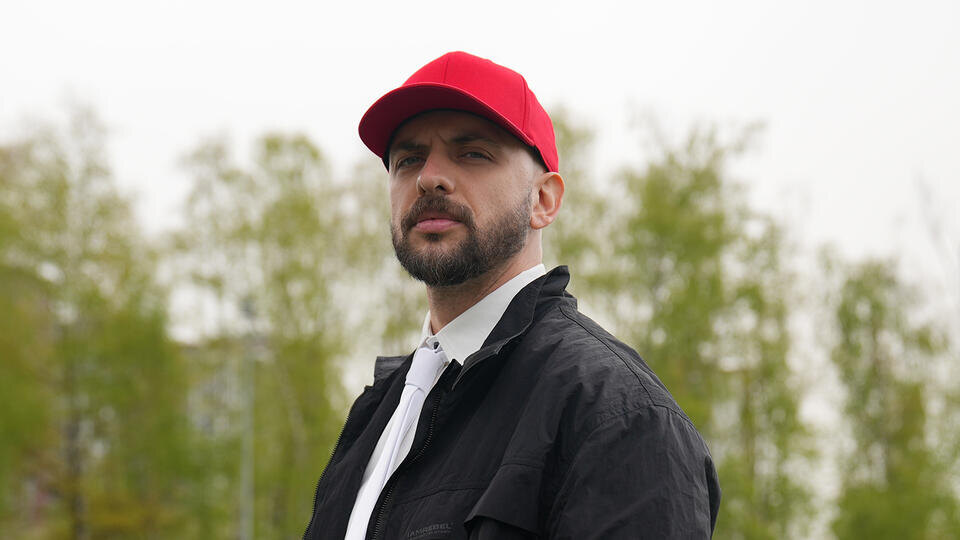     Музыкант ST представил клип на песню "Заниматься спортом" на сцене в Лужниках Пресс-служба ST