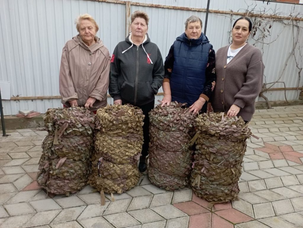    Маскировочные сети всегда нужны на передовой. Фото предоставили добровольцы.