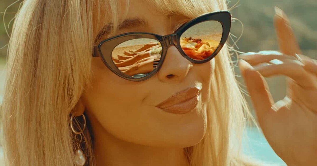 Сабрина Карпентер в клипе Espresso (2024)