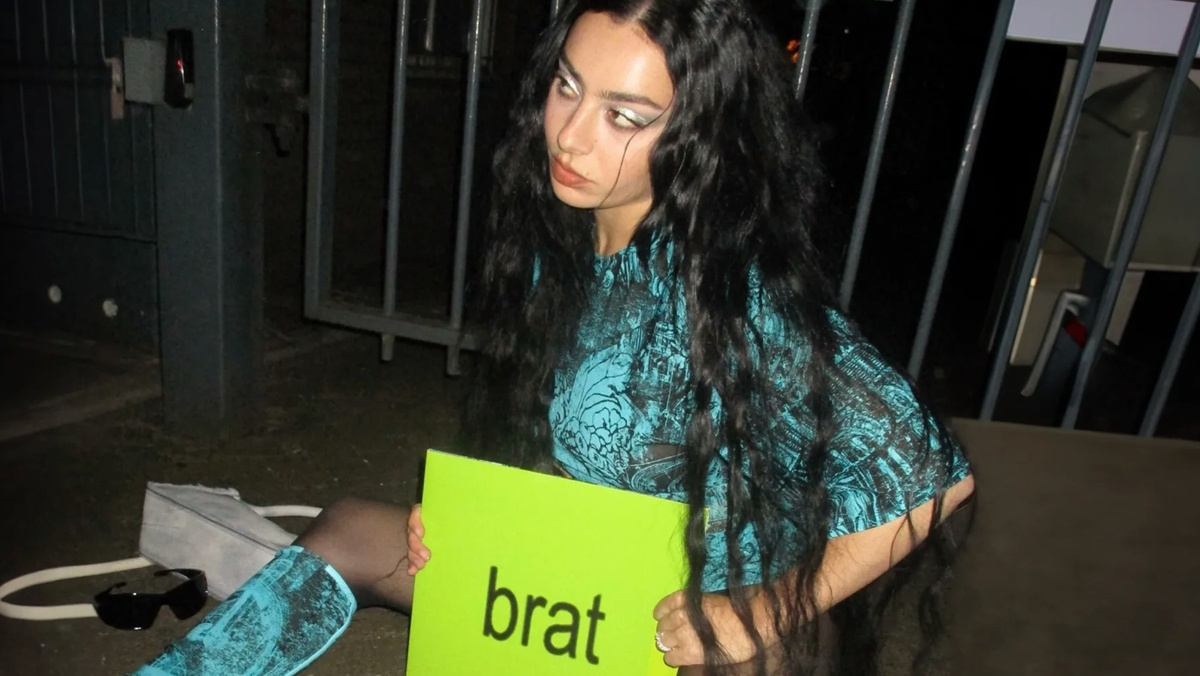 Charlie XCX со своим альбомом Brat, признанным самой яркой новинкой лета 2024  