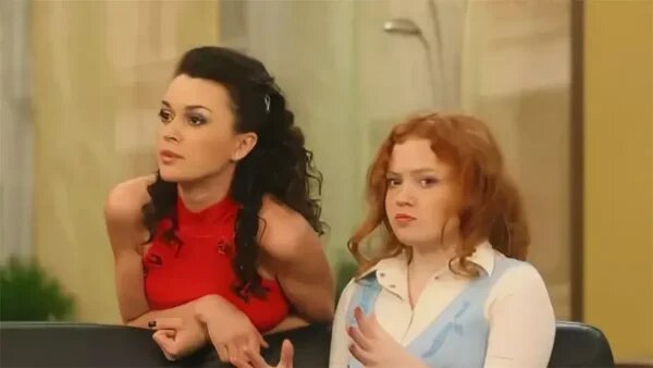    Анастасия Заворотнюк и Екатерина Дубакина в сериале ‘Моя прекрасная няня’. Фото: кадр сериала, 2004 год