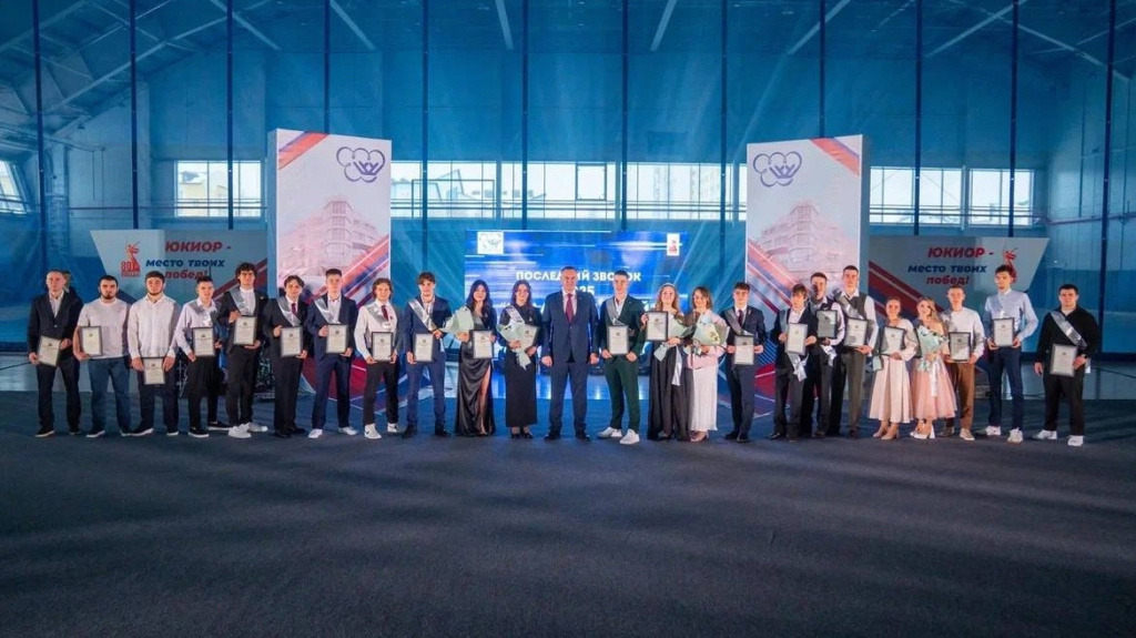    Губернатор Югры пришёл на последний звонок в Югорский колледж олимпийского резерва