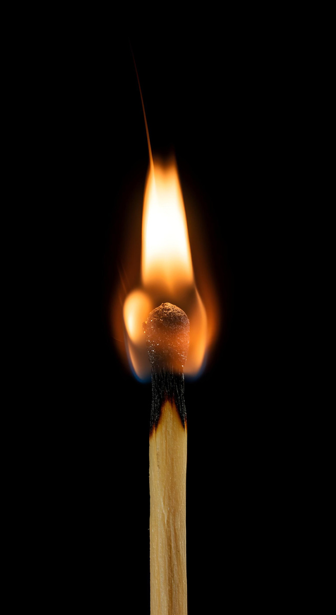 горящая спичка