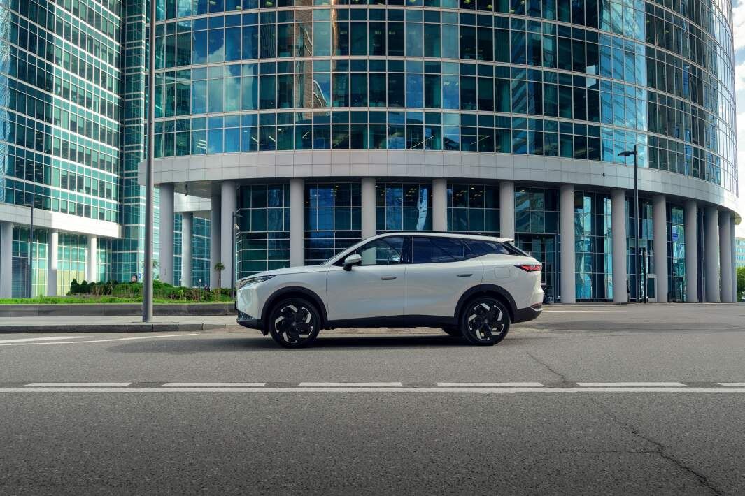 Габариты Omoda C7: 4660×1875×1670 мм, колесная база — 2720 мм. Дорожный просвет: 176 мм — у переднеприводной версии, 175 мм — у полноприводной
Фото: Omoda