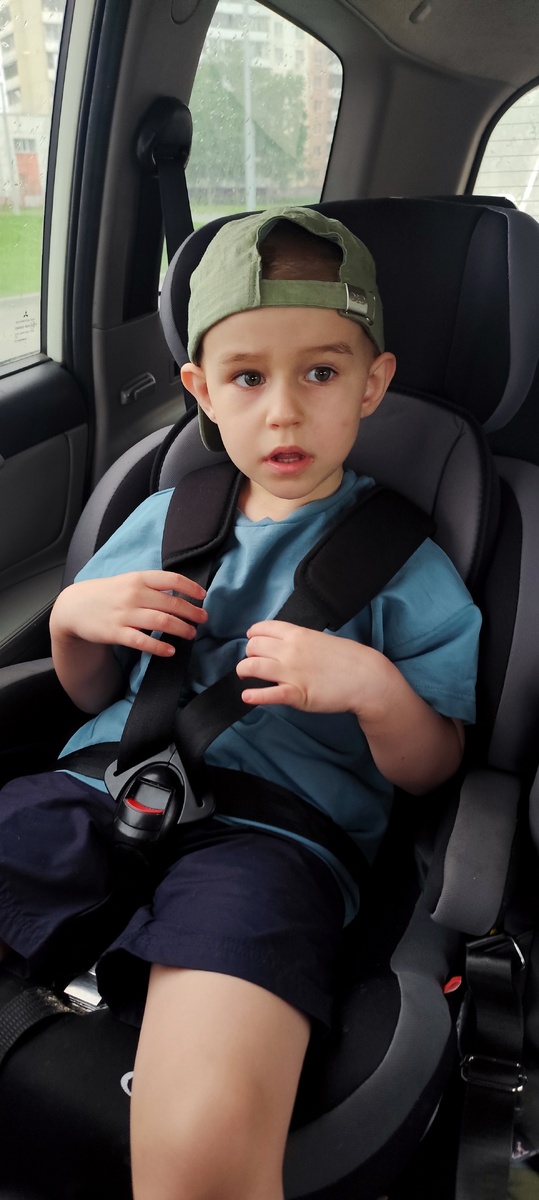 В дороге. Смешной такой в кепке😁