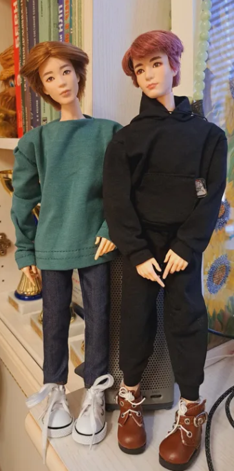 Пример пересадки голов кукол БТС (перепрошитого Юнги и Чонгука) на тело с Али. Скриншот из отзыва в магазине.