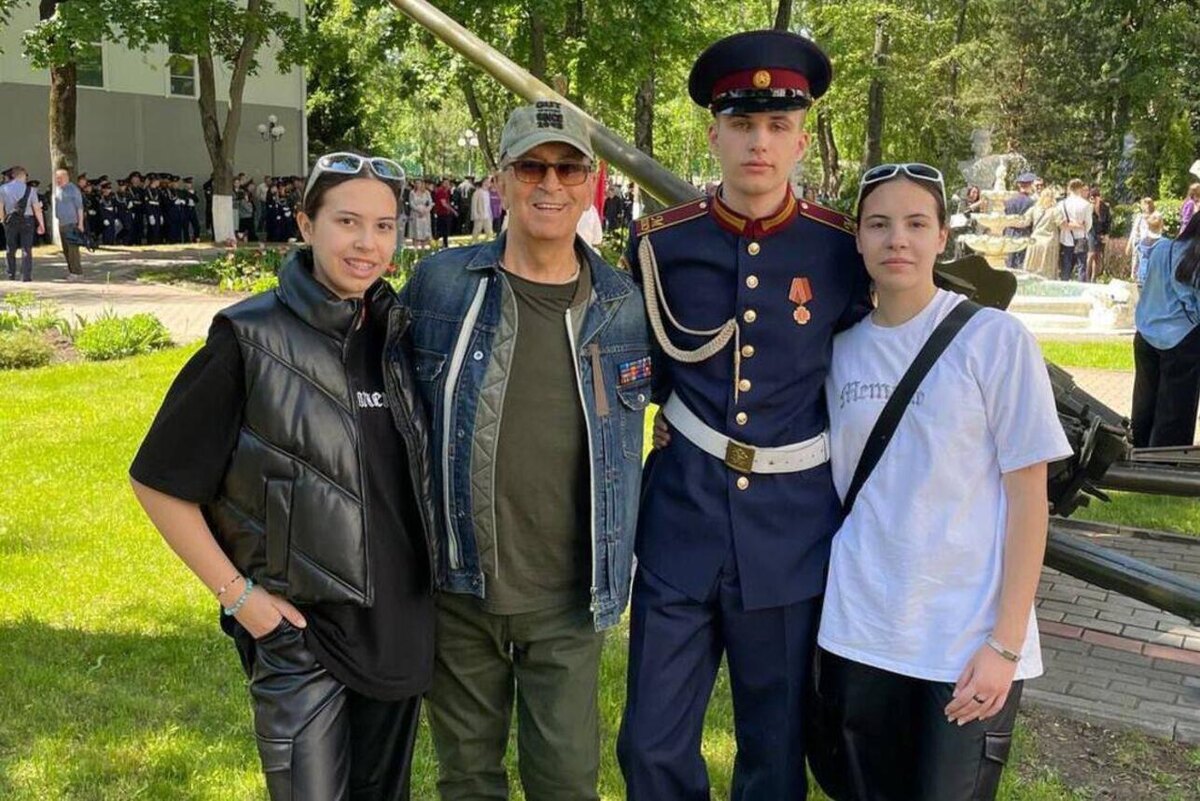    Александр Буйнов с внуками Соцсети
