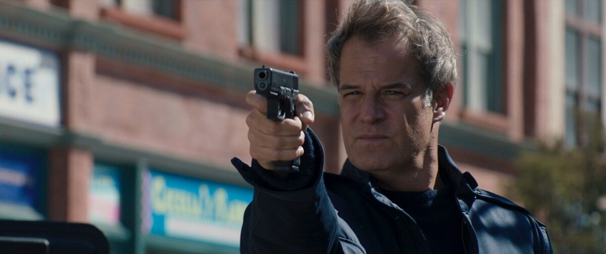 В комиксах столько занимательных злодеев, а использовали какого-то совершенно неинтересного функционера. Забавно, что исполняющий эту роль Джош Стэнберг попросил не убивать его персонажа, надеясь подольше покататься в поезде Marvel. 