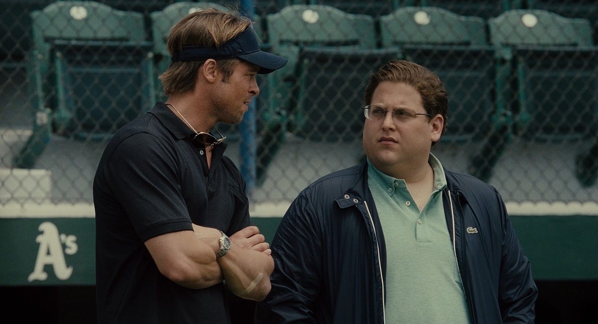 Оригинальное название по значению можно перевести как «Мяч на миллион». И отечественная локализация вообще вносит сумятицу, поскольку хороший вопрос, кто всё изменил - Питт или Хилл?